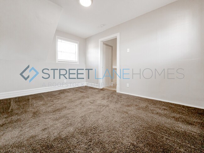 Building Photo - REDUCED!
