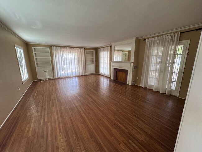 Building Photo - Beautiful 2 story 3 bedroom 2 bathroom home