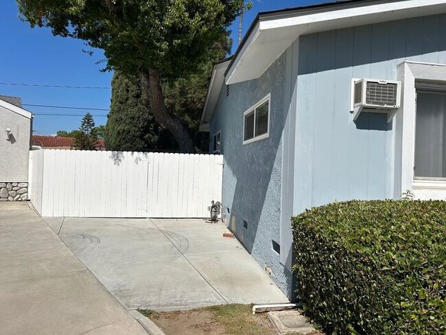 Building Photo - GREAT 3BD HOUSE WITH INCREDIBLE OUTDOOR SP...