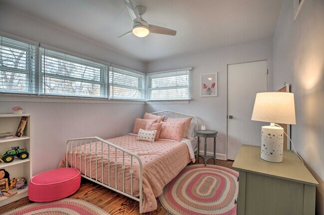 Building Photo - 696 Crescent Blvd