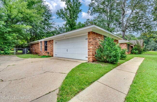 Building Photo - 9 Treeway Dr