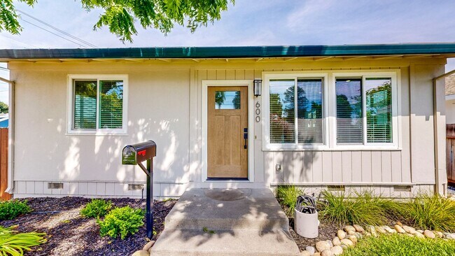 Building Photo - Bright Newly Refurbished Two Bedroom One Bath Single Family Home