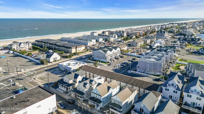 Building Photo - 6 Center St