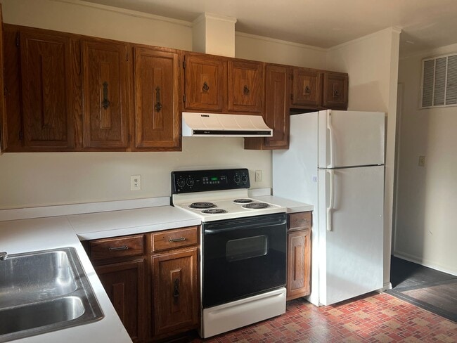 Building Photo - Welcome home!  Sought after Lake of the Woods!