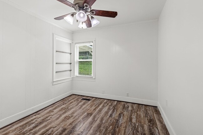 Building Photo - Beautifully Renovated 3 Bedroom 2.5 Bath H...