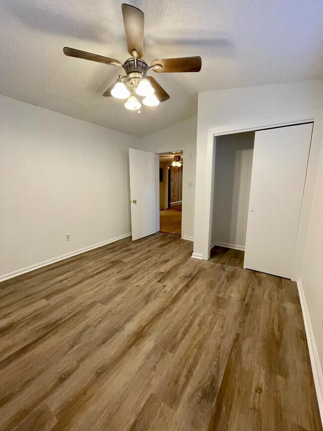 Building Photo - 2217 Douglas Hill Dr