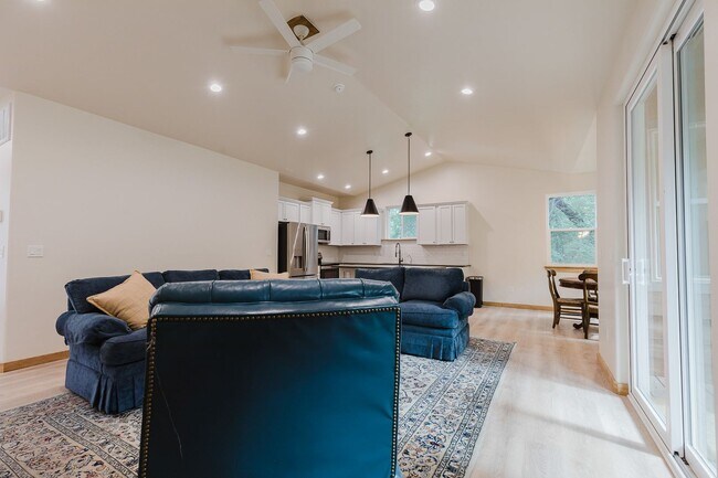 Building Photo - Beautiful New Construction Mountain Retreat