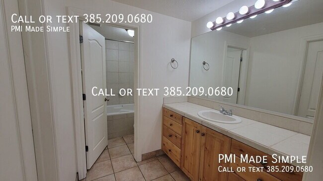 Building Photo - 3042 E Somerset Dr