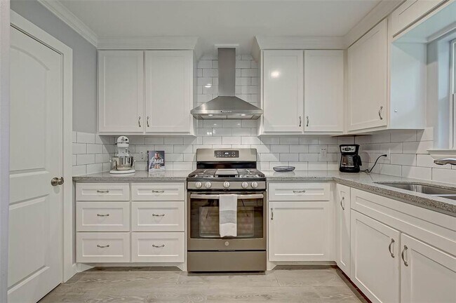 Building Photo - 5806 Cartagena St
