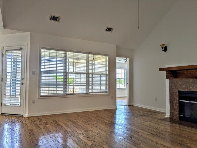 Building Photo - 508 Simoni Pl
