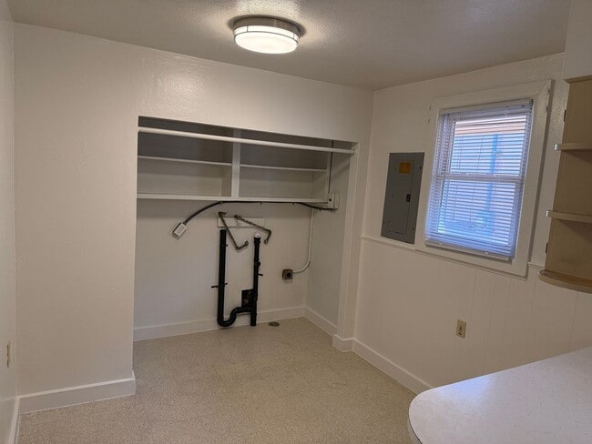 Building Photo - 2 bed, 1 bath house in Springfield