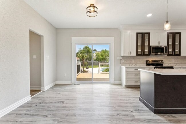 Building Photo - Renovated 5-bedroom 3.5-bathroom home loca...
