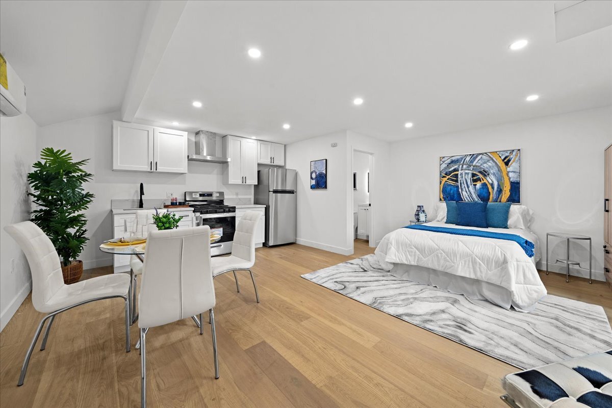 Building Photo - 5815 Saloma Ave