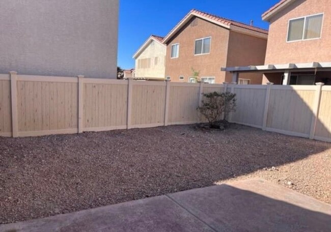 Building Photo - Single Story - 2 bedroom (Gated)