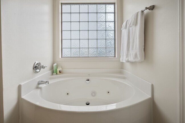 Building Photo - Gorgeous 3-bedroom, 2-bathroom ranch-style home