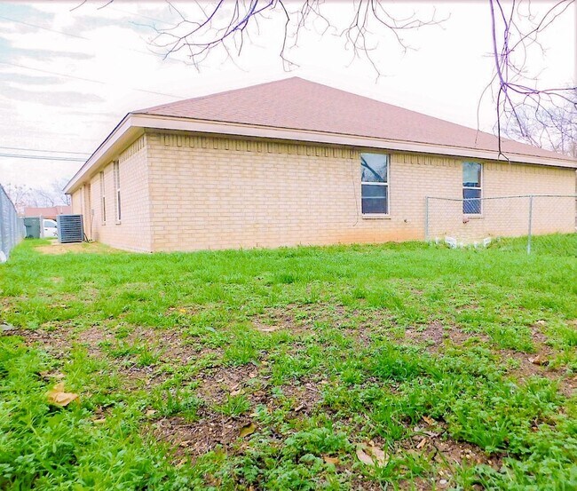 Building Photo - 418 W Green Ave