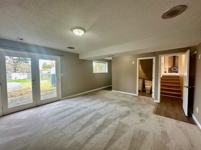 Building Photo - 4 bedroom -Split level and large deck/fenced yard!