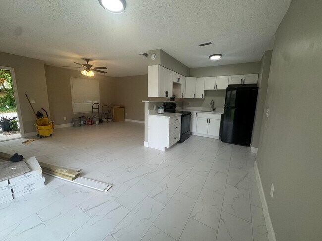 Building Photo - 4903 Serafica Dr
