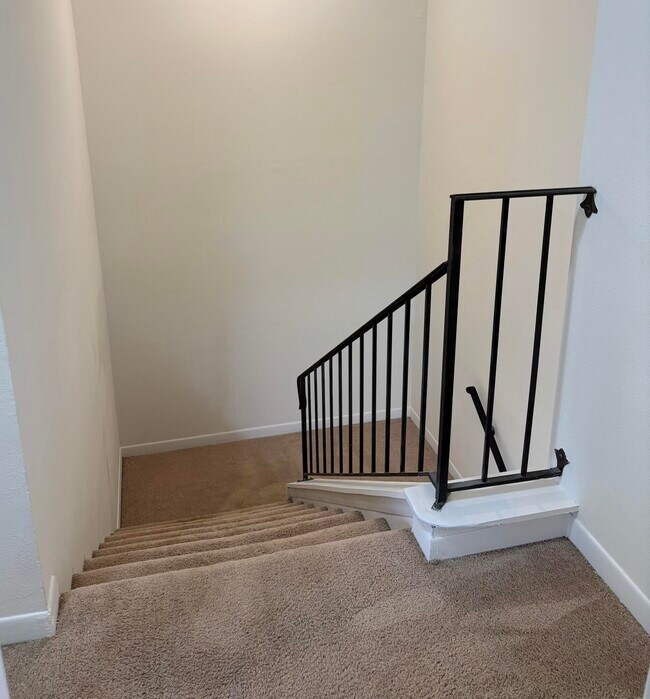 Building Photo - 32 7th Ave