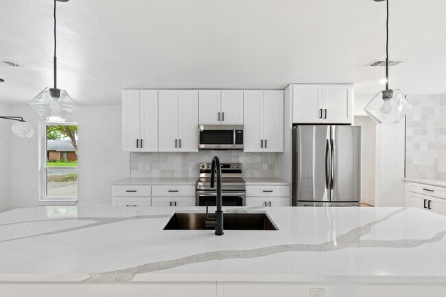 Building Photo - 15655 Regal Hill Cir