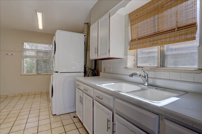 Building Photo - Spacious Sunnyside Bungalow, Finished Base...