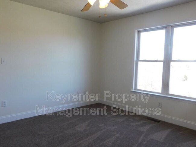 Building Photo - 42 Enchanted View Cir