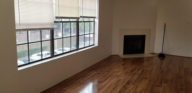 Building Photo - 2750 Holly Hall St