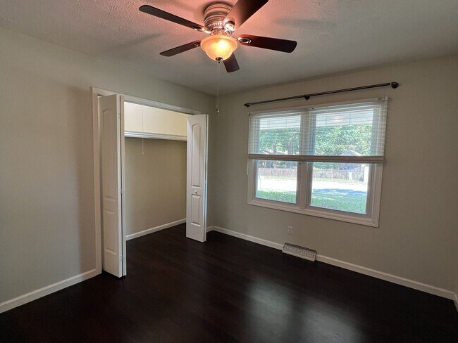 Building Photo - 3 Bedroom and Large Yard in South Springfield