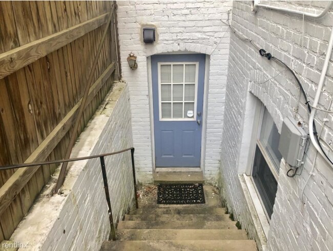 Building Photo - 902 I St SE