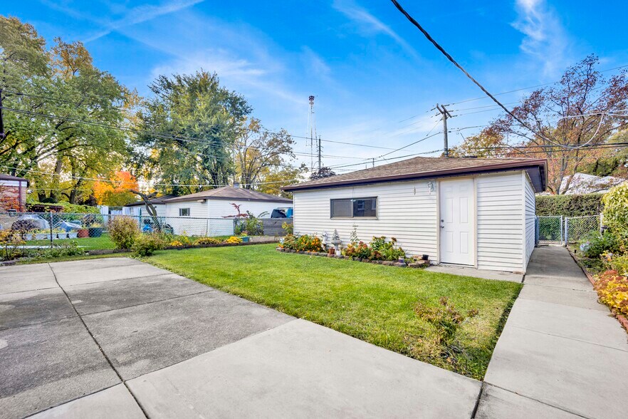 Building Photo - 9410 Lawler Ave