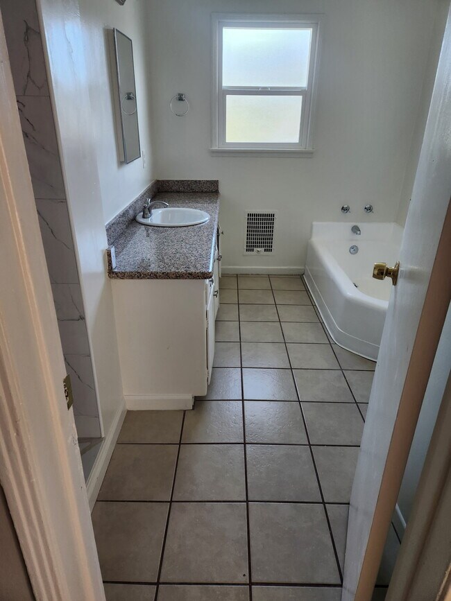 Building Photo - 613 E Washington Blvd