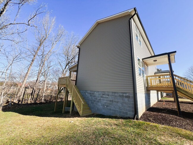 Building Photo - New Construction, 3 Level Living in Libert...