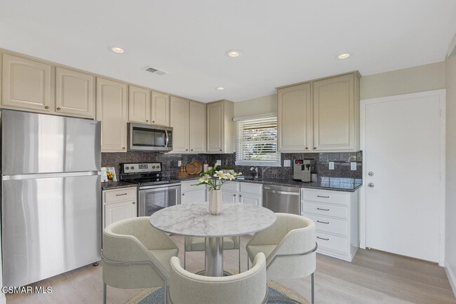 Building Photo - 166 Knollwood Dr