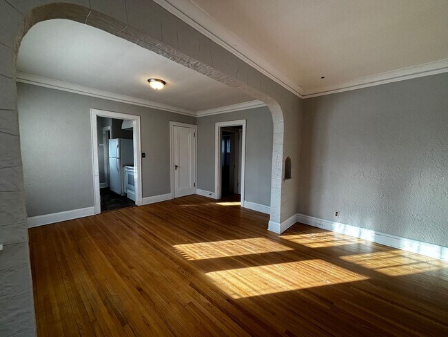 Building Photo - 104 6th Ave N