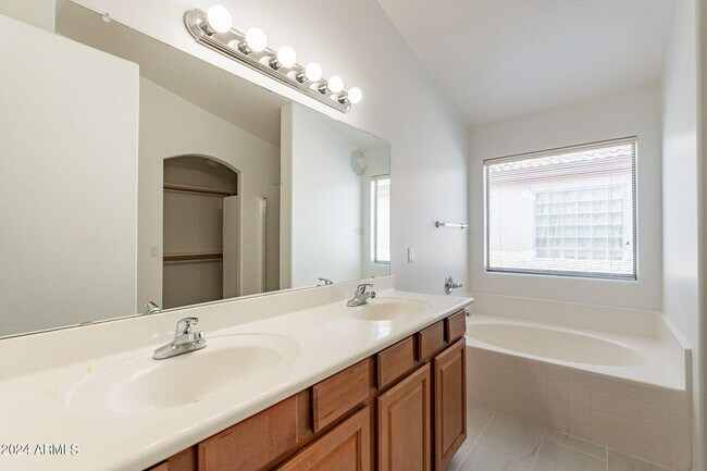 Building Photo - 2741 E Cowboy Cove Trail