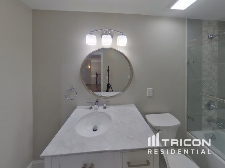 Building Photo - 435 Titans Cir