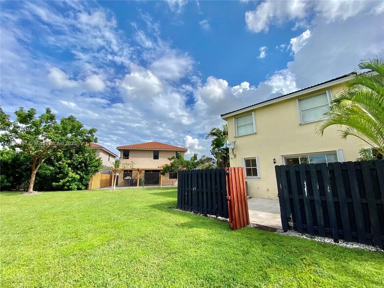 Building Photo - 990 NW 99th Ct