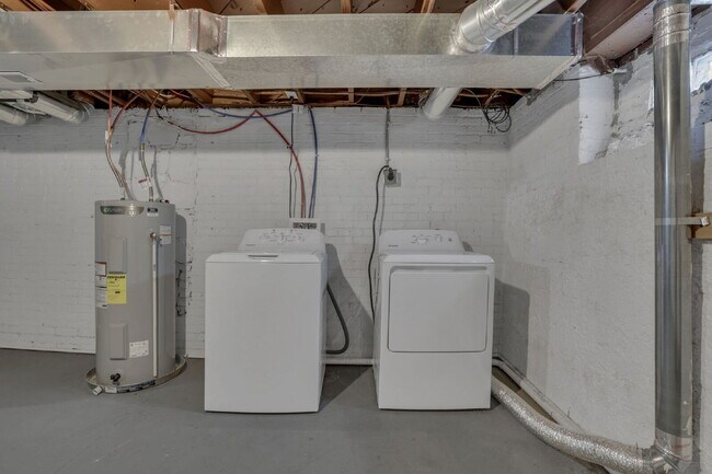 Building Photo - Modern 2BR Townhouse | Walk to Downtown | All Utilities Included