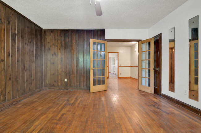 Building Photo - 1221 Raum St NE