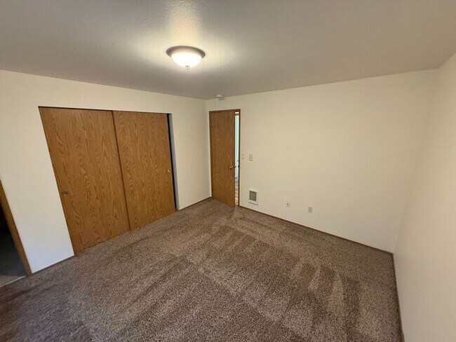 Building Photo - Puyallup 2 PLUS bedroom, 2 bath Large dupl...