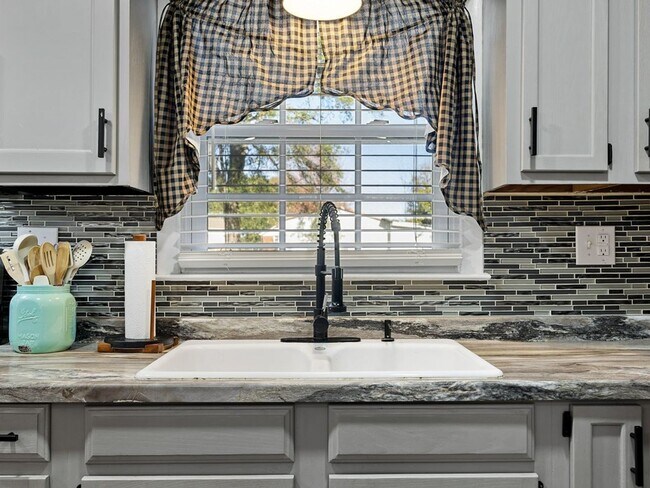 Building Photo - 2-Bedroom Furnished Home with Large Lot in...