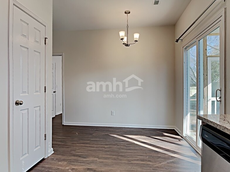 Building Photo - 2414 Thoreau St