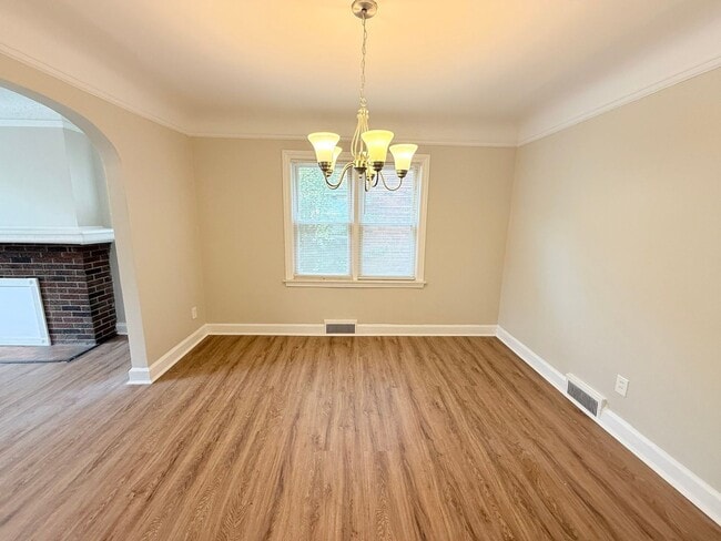 Building Photo - Renovated 3-Bedroom Home – We Welcome Sect...