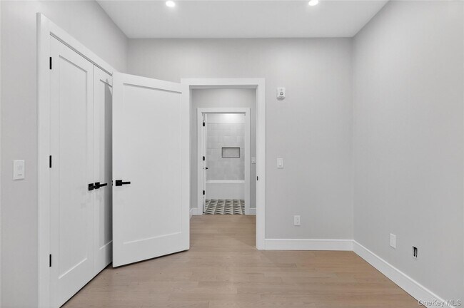 Building Photo - 10 Market St