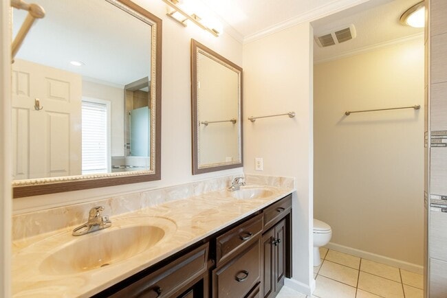 Building Photo - Luxurious 3 Bed/2 Bath Home with Modern Am...