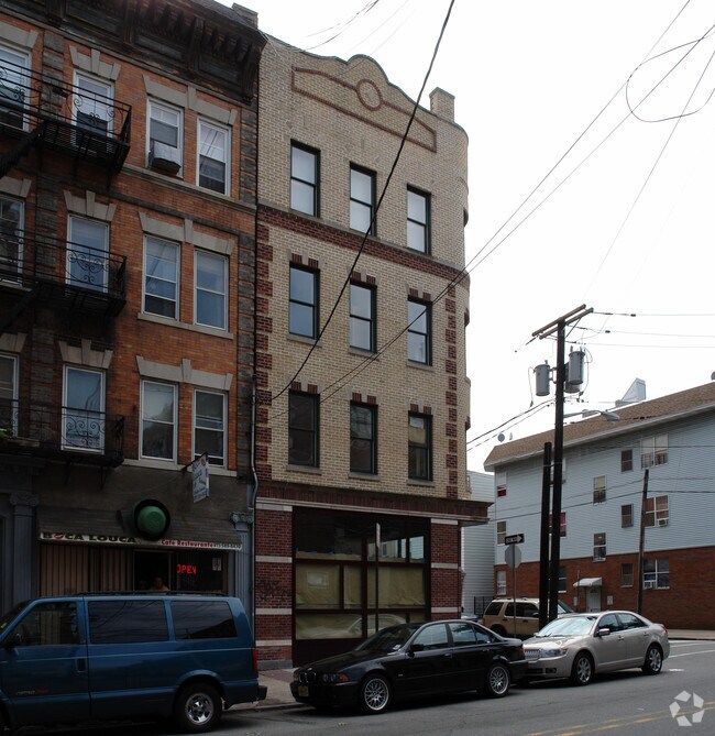 Building Photo - 92 Pulaski St