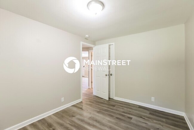 Building Photo - 3 Bedroom Pet-Friendly Home in Overland Park, KS with Main Street Renewal