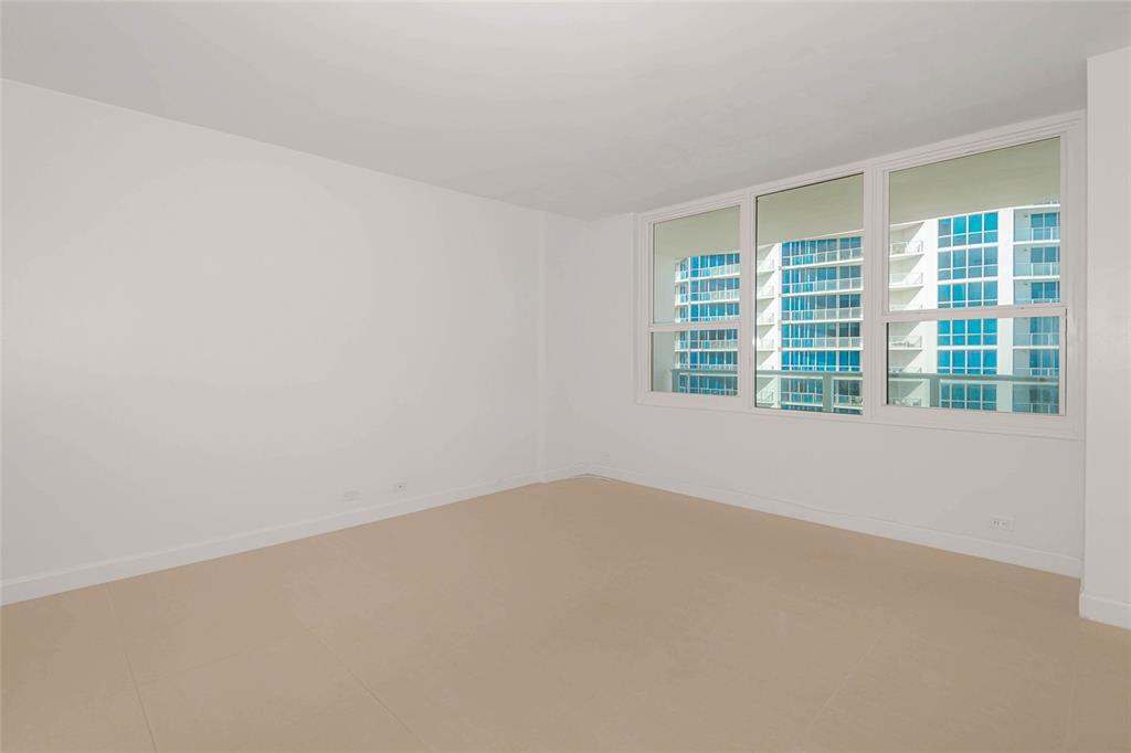 Building Photo - 3505 S Ocean Dr