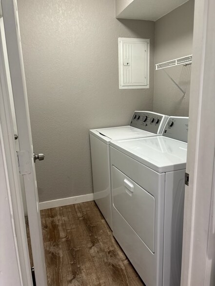 Building Photo - 4828 W Orangewood Ave