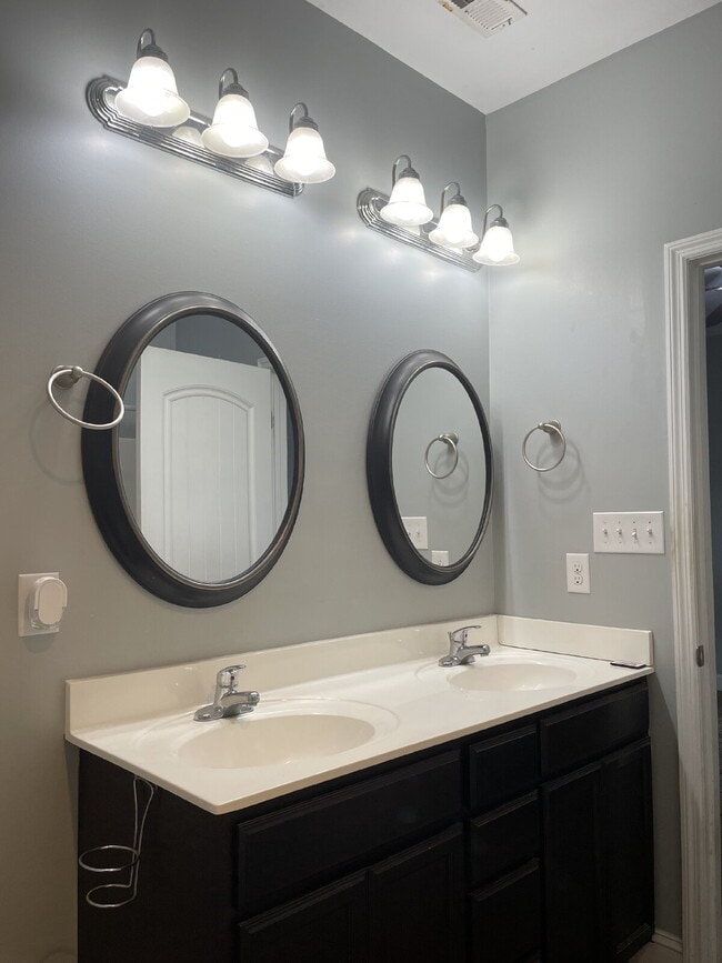 Building Photo - Pet Friendly Three Bedroom Two Full Bathro...